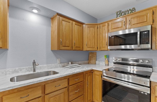 Ono Island House | 10 min away from beach 2-bedroom townhome in wonderful Pensacola with WiFi, AC