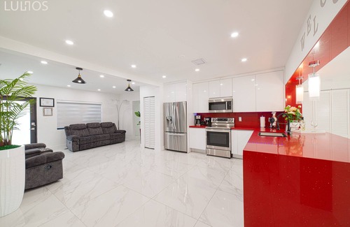 Coral Terrace House | 10 Min to Miami Beach 6-BR Oasis Pool & BBQ