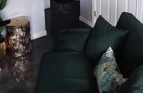 Poplar Grove Apartment | 10 mins from city life!!! 2 king size beds...free WIFI