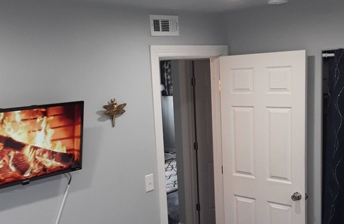 Poplar Grove Apartment | 10 mins from city life!!! 2 king size beds...free WIFI