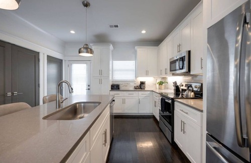 Charlotte Park Apartment | 10 Mins To Broadway - Unwind in Style