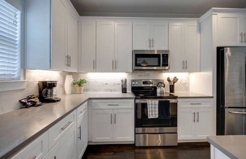 Charlotte Park Apartment | 10 Mins To Broadway - Unwind in Style