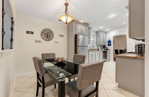 Little Woods House | 10 minutes from Downtown! Cozy Family Home with Pool