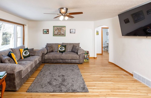 Green Bay House | 10 Minutes from Lambeau Field. Green Bay Packer Themed House!