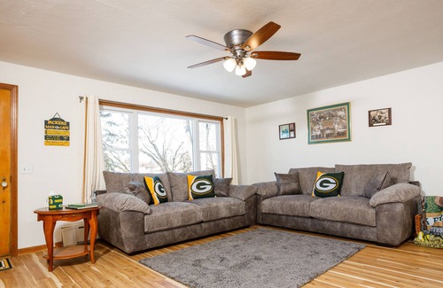 Green Bay House | 10 Minutes from Lambeau Field. Green Bay Packer Themed House!