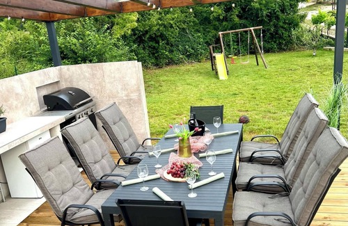 Vinez Apartment | 10 minutes from the sea, a newly renovated appartment for 6 personn