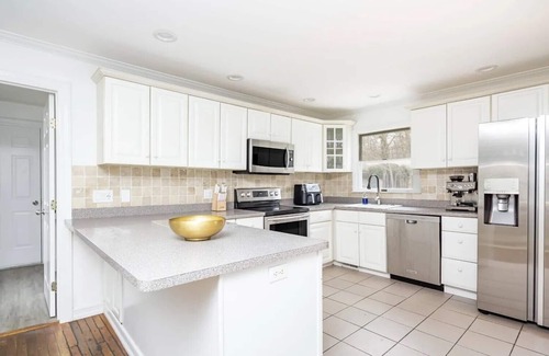Southampton House | 10 minutes to Coopers beach. Stylish Southampton Retreat on 1.6 acres with deck.