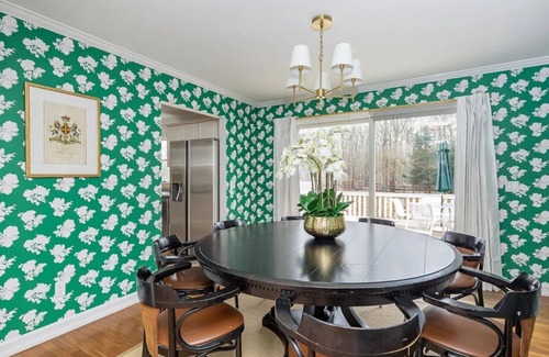 Southampton House | 10 minutes to Coopers beach. Stylish Southampton Retreat on 1.6 acres with deck.