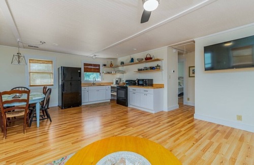 Wanchese Cottage | 10 Minutes to Manteo and 10 minutes to the beaches of Nags Head!