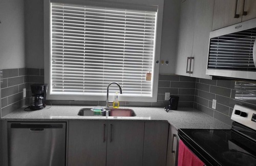 Calgary House | 10 minutes to the airport. family sized town house, close by convenient stores