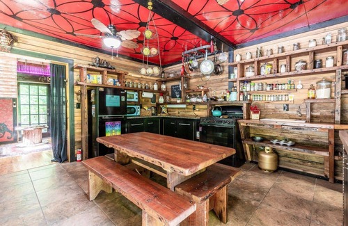 Woodstock House | 10% Off 3+ Nights! Escape to Edward – The Hut