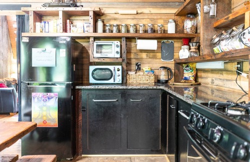 Woodstock House | 10% Off 3+ Nights! Escape to Edward – The Hut