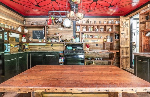 Woodstock House | 10% Off 3+ Nights! Escape to Edward – The Hut