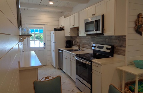Crescent Beach House | 10 % off BOOK NOW! n(5 night min)nVINTAGE BEACH COTTAGE🐳 nSupplies Included!nnn