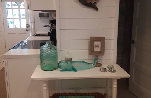 Crescent Beach House | 10 % off BOOK NOW! n(5 night min)nVINTAGE BEACH COTTAGE🐳 nSupplies Included!nnn