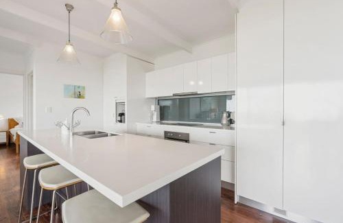 Encounter Bay House | 10 Passatt St Encounter Bay - BYO Linen