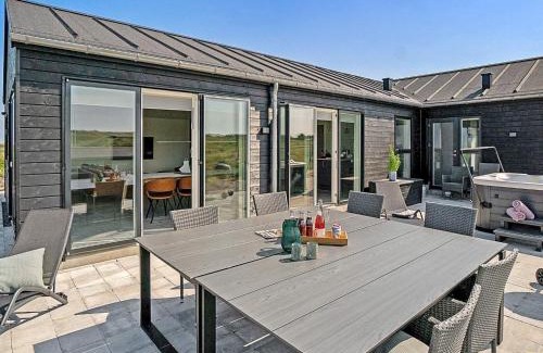 Grønhøj House | 10 person holiday home in Løkken