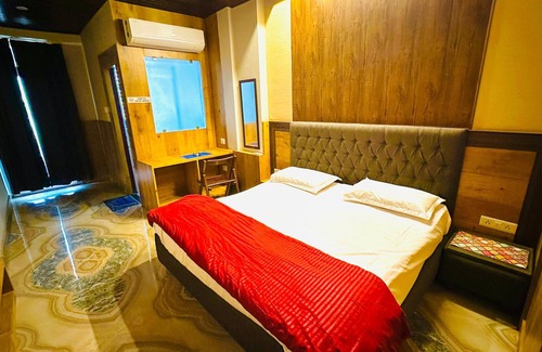 Jaipur District House | 10-room Guest House in charming Jaipur with fitness room, AC, WiFi, TV