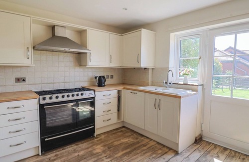 Rousdon Cottage | 10 THE GARDENS, pet friendly, character holiday cottage in Lyme Regis
