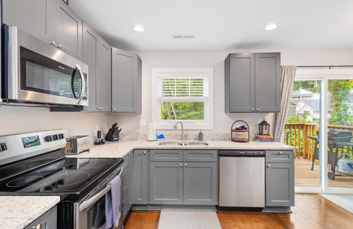 Oakley House | 10 Townhomes, Sleeps 89 | 6 Mins to DT Asheville | Sycamore Cove by AvantStay