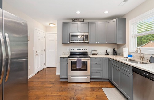 Oakley House | 10 Townhomes, Sleeps 89 | 6 Mins to DT Asheville | Sycamore Cove by AvantStay