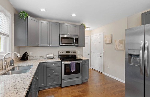 Oakley House | 10 Townhomes, Sleeps 89 | 6 Mins to DT Asheville | Sycamore Cove by AvantStay