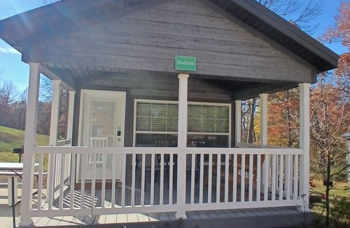 Logan Cabin | 100) Bluebird Farmhouse Style Cabin. Close to Hocking Hills State Park and more!
