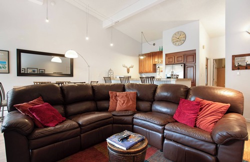 Vail Condo | 100 ft. to Gondola! Balcony, Fireplace, Parking, Views! Heart of Lionshead!