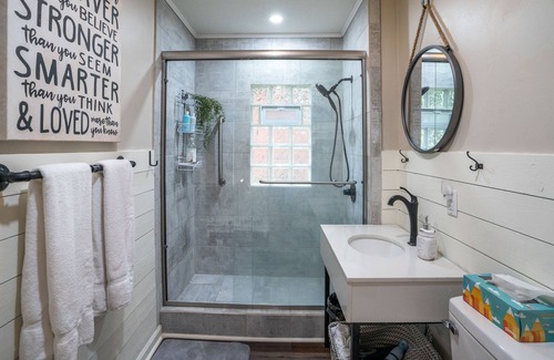 Milledgeville House | 100 Year Old Cutie Sparkles Like New! Walk to downtown.