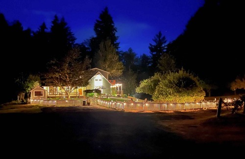 Lakebay Cottage | 100-year-old Farmhouse w/Hot Tub on 5 Acres!