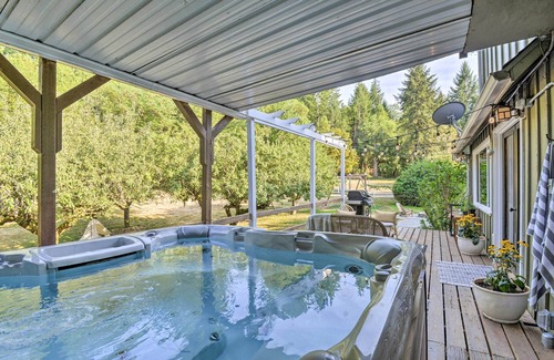 Lakebay Cottage | 100-year-old Farmhouse w/Hot Tub on 5 Acres!