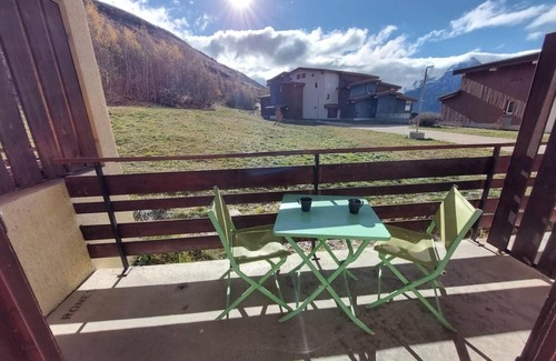 Mont-de-Lans Apartment | 100m from shops, 1st floor, tv, ski locker, 24m², Les 2 Alpes
