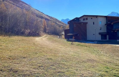 Mont-de-Lans Apartment | 100m from shops, 1st floor, tv, ski locker, 24m², Les 2 Alpes