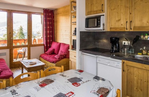 Bellentre Apartment | 100m from ski slopes, 1st floor, view mountain, balcony, tv, ski locker, 34m², Montchavin La Plagne