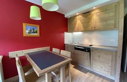 La Perriere Apartment | 100m from ski slopes, 3rd floor, view forest, balcony, tv, ski locker, 35m², La Tania