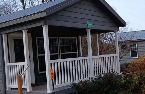 Logan Cabin | 101) Cardinal Farmhouse Style Cabin. Close to Hocking Hills State Park and more!
