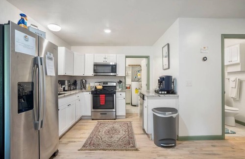 Tulsa House | 101 YO Remodel | 4BR 5TVs DT+Gathering < 10 min