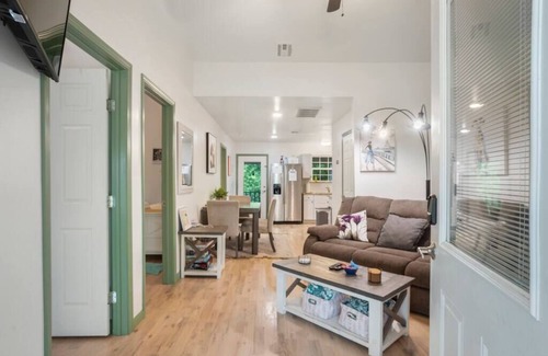 Tulsa House | 101 YO Remodel | 4BR 5TVs DT+Gathering < 10 min