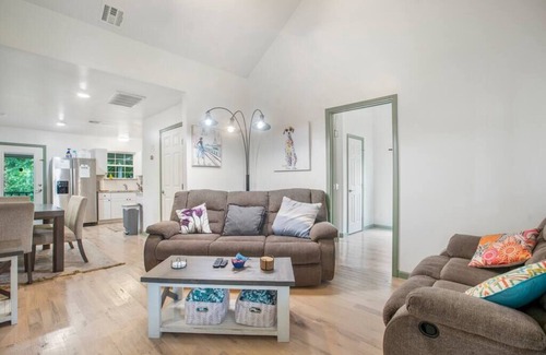 Tulsa House | 101 YO Remodel | 4BR 5TVs DT+Gathering < 10 min