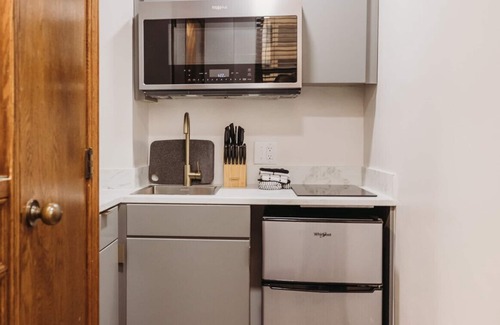 Bartlesville Apartment | 102 · Vintage Chic #102 - Hotel Phillips