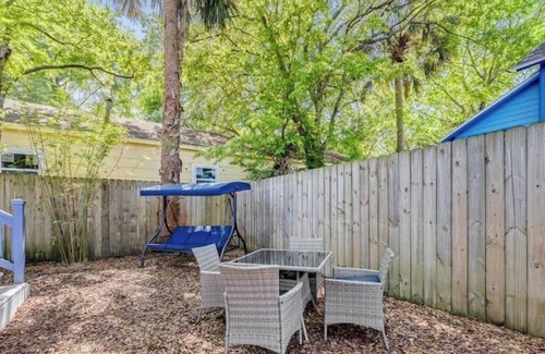 Urban Core House | 1026- Single Level Home, 1 Mile to Vystar/Arenas, Sleeps 10, Pet & Kid Friendly