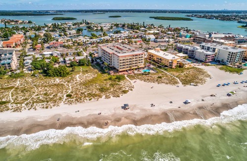 Madeira Beach Condo | 106 m² Condo ∙ 2 bedrooms ∙ 6 guests