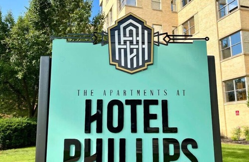 Bartlesville Apartment | 107 · Downtown Retro Room #107 - Hotel Phillips