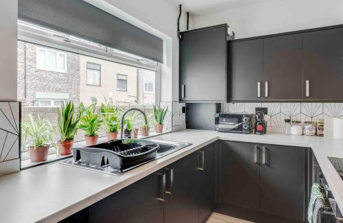 Everton House | 10min Walk To Stadium Sofabed Wm & Dishwasher