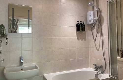 Holsworthy Resort | 11.5 acre farm stay for whole family in 3 x cottages-sole use pool/hot tub/river