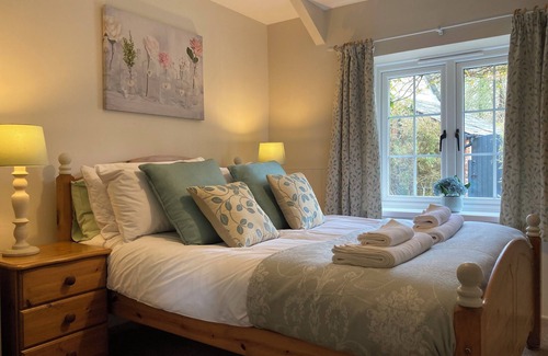 Holsworthy Resort | 11.5 acre farm stay for whole family in 3 x cottages-sole use pool/hot tub/river