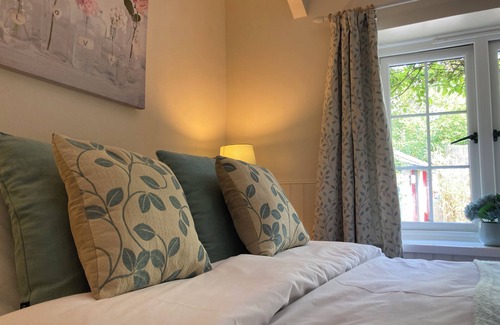 Holsworthy Resort | 11.5 acre farm stay for whole family in 3 x cottages-sole use pool/hot tub/river