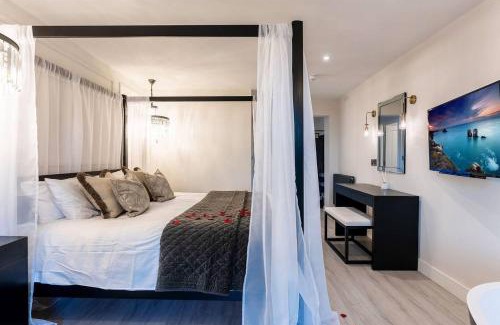 Llanbedr-dyffryn-clwyd House | 11 Bedroom Manor Sleeps 30 - Pool Sauna Hot Tub