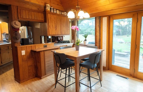 Vulcan House | 11 Beds Sleeps 20+. Pets OK. 4 Bedrooms, Bonus Room, Bunk House, Pool Table