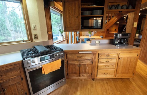 Vulcan House | 11 Beds Sleeps 20+. Pets OK. 4 Bedrooms, Bonus Room, Bunk House, Pool Table